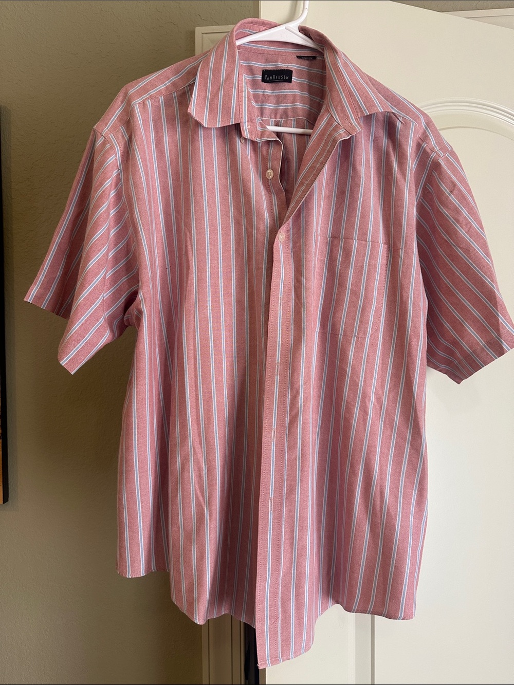 VanHeuson Men’s Pink and White Striped Short-Sleeve Button-Down Shirt